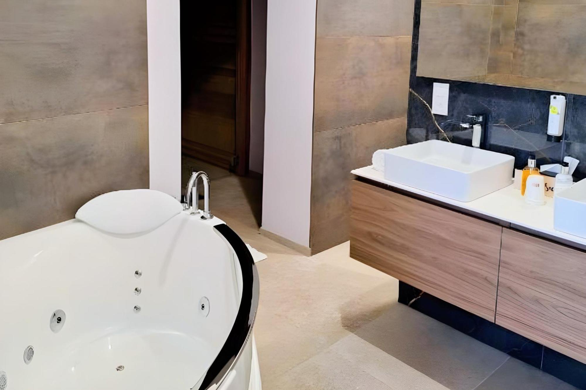 Royal Hotel-restaurant Bonhomme Hotel